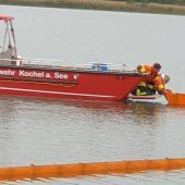 Ölfilm auf dem Kochelsee