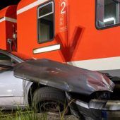 Frontal in die Regionalbahn: Autofahrer (72) bleibt unverletzt