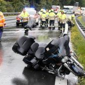 Motorradfahrer stürzt auf A8: Beifahrerin schwer verletzt