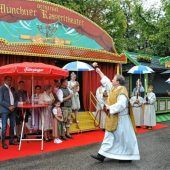 Zahlreiche Schausteller nehmen am Gottesdienst teil – Taufe des kleinen Timmy