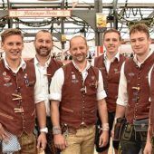 Männliche Kellner: Im Flötzinger ein Septett, im Auer fast die Hälfte