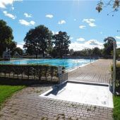 Schwimmer drehen die letzten Runden im Kolbermoorer Freibad