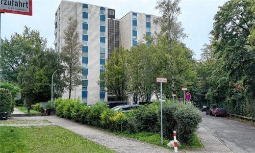 Acht Stockwerke und ein kaputter Fahrstuhl. Bei einem der Wohnblöcke in der Innsbrucker Straße fiel wochenlang der Lift aus. Ältere Bewohner bringt das in schwierige Situationen.Foto Stöppler