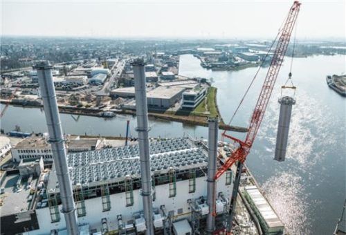 Am Ufer der Weser steht das Kraftwerk, das auf Gas umgestellt wurde. Das letzte ALS-Bauteil schwebt ein.