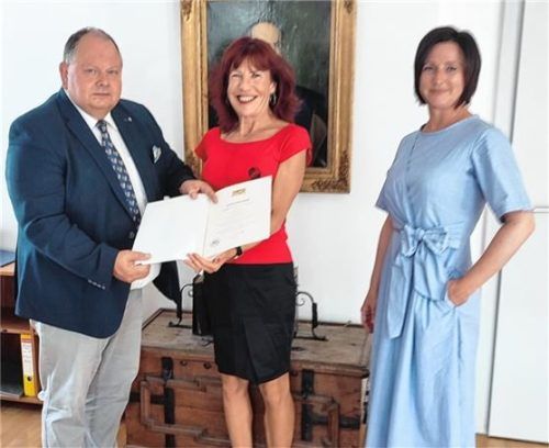 Amtsgerichtsdirektor Ralf Peter überreicht Edith Eisenkolb (Mitte) zusammen mit der stellvertretenden Geschäftsleiterin Silvia Schweiger eine Urkunde zum Jubiläum.Foto Auer