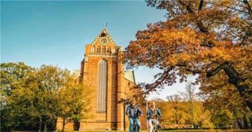 An schönen Herbsttagen locken Ausfahrten mit dem Rad – zum Beispiel zum Bad Doberaner Münster. Foto djd/www.ostseeferien.de/TMV/Dan Petermann