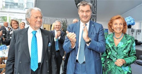 Applaus vom Ministerpräsidenten (Mitte) für Toni und Marina Meggle.