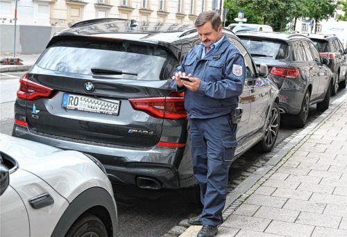 Arbeit seit 30 Jahren bei der kommunalen Verkehrsüberwachung: Peter Sußmann ist Falschparkern und Parksündern auf der Spur. Foto Schlecker