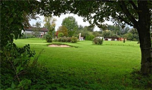 Auch die Fläche an der Moosbachstraße 1, auf denen sich die „City-Golf“-Anlage befindet, gehört Christof Huber.