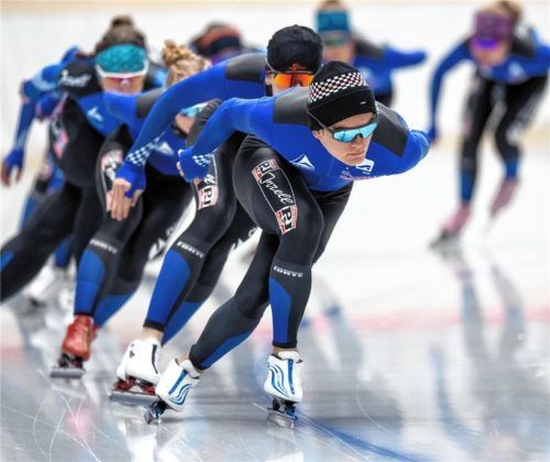 Auch für ihn und seine Teamkollegen geht jetzt das Training auf dem Inzeller Eis wieder los: Nachwuchsathlet Felix Motschmann (vorne) vom DEC Inzell.Foto Ernst Wukits