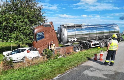 Auf der Staatsstraße 2078 bei Bruckmühl waren gestern ein Auto und ein Lastwagen zusammengestoßen. Foto Hadersbeck