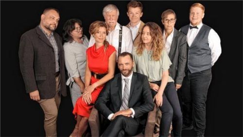 Auf die Premiere freuen sich die Darsteller (von links) Toni Schönfelder, Petra Schlosser, Steffi Owen, Helmut Adlmeier, Martin Baumann, Elias Kohl, Christine Fankhauser, Birgit Faltner und Johannes Weinmann.Foto Audorfer Theater