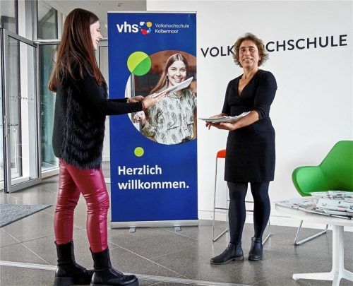 Auf viele schöne Begegnungen im Herbst-Winter-Semester freut sich Ulrike Sinzinger (rechts), die Leiterin der Volkshochschule Kolbermoor. Dafür hat sich das VHS-Team viele neue Angebote einfallen lassen. Bei einem Blick ins Programmheft konnte sich Carla Saravo gestern schon davon überzeugen. Foto  Re