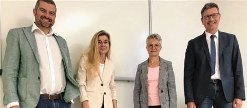 Ausblick: (von links) Herbert Unterrainer, Angelika Elsner, Susanne Danzl und Markus Kinzelmann vom Schulamt.Foto Weiser