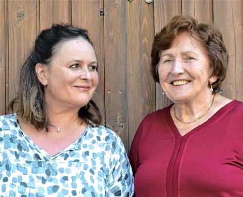 Autorin Christiane Tramitz (links) mit Rosa Häusl, der Tochter von Rosa Wegscheider, der „Totengräberin von Waging“, die von 1953 bis 2019 Bestatterin war. Foto Eichstädter