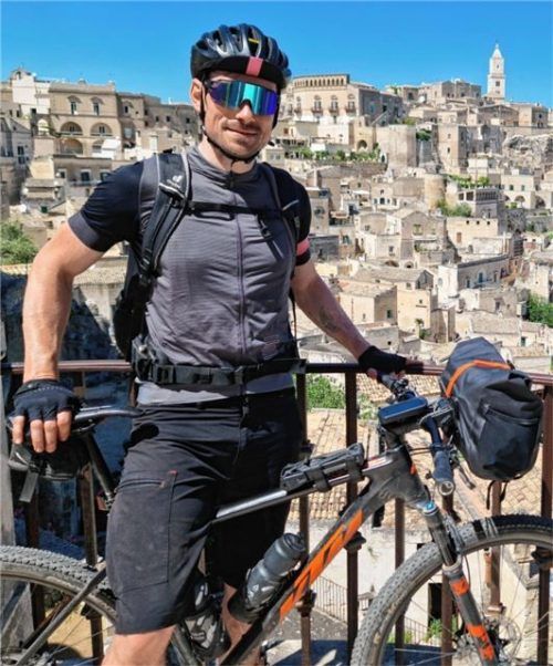 Beeindruckende Kulisse: Der Radfahrer bei einem Stopp in Matera in Süditalien. Fotos re