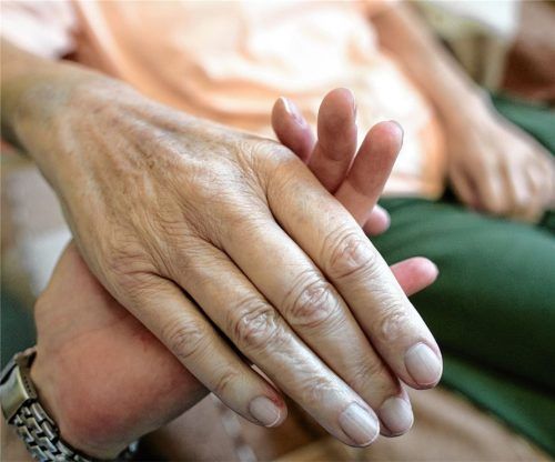 Begleitung auf dem letzten Weg: Nach Einschränkungen wegen Corona arbeitet die Palliativstation bei Romed wieder. Foto Jens Wolf/dpa