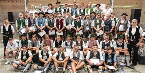 Bei bester Stimmung konnten die Zimmerer geehrt werden: Obermeister Thomas Pichler (links), die frischgebackenen Junggesellen im Zimmererhandwerk und stellvertretender Obermeister Franz Wörndl (ganz rechts).Foto Zsolt Raap