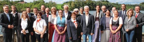 Bei der Ehrung engagierter BRK-Mitglieder: (von links) Landrat Otto Lederer, Simon Hausstetter, Anna Brunner, Korbinian Brandmaier, Georg Reinthaler, Anna-Maria Lichtmannegger, Stefan Adam, Gerhard Hintermeier, Anna Wallener, Franziska Krüger, Johann Retzer, Katharina Hellmeier, Monika Marx, Siegfried Kaufmann, Thomas Schmidinger, Irene Biebl-Daiber, Walter Holdinger, Ursula Deischl, Andreas Friedrich, Monika Maurer, Johannes Dreikorn sowie Daniela Ludwig, Bundestagsabgeordnete und Vorsitzende des BRK-Kreisverbandes Rosenheim und Thomas Neugebauer, stellvertretender Geschäftsleiter des BRK-Kreisverbandes Rosenheim.Foto Landratsamt