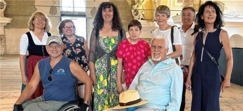 Bei der Führung durch den Inseldom waren (stehend, von links) die stellvertretende Leiterin der Projektgruppe und frühere Behindertenbeauftragte der Gemeinde Nußdorf, Annemarie Dettendorfer, die Behindertenbeauftragten Irene Oberst (Landkreis Rosenheim), Christine Mayer (Stadt Rosenheim) und Katharina Grotz, Christiane Grotz (Landkreis Rosenheim), Albert Eichinger vom Staatlichen Bauamt Rosenheim, Architektin Christine Degenhart sowie (vorne, von links) die Behindertenbeauftragten Sepp Höck aus Eggstätt und Harald Oberrenner aus Stephanskirchen mit dabei.Foto Thaller