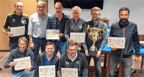 Bei der Siegerehrung: Die Vertreter vom FC Maitenbeth, Sponsor Alois Unertl junior, SV Forsting, TSV Wasserburg und TSV Poing (hinten von links) sowie vom TSV Babensham, ASV Rott und FC Forstern (vorne von links).Foto re