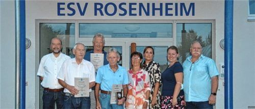 Bei der Übergabe der Auszeichnungen: (von links) Zweiter Vorsitzender Dr. Wolfgang Bergmüller, die Geehrten Otto Gartner und Robert Mayr für 50 Jahre sowie Josef Fischbacher für 60 Jahre, Bürokraft Hildegard Mayer, Kassierin Karina Hacker, Schriftführerin Melanie Huber und Vorsitzender Horst Spensberger. Foto ESV