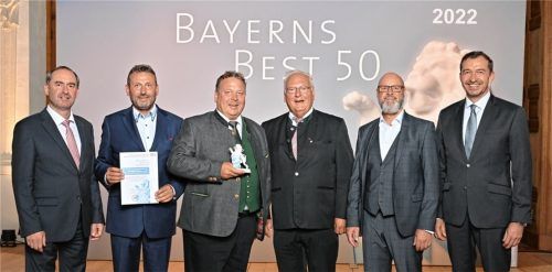 Bei der Verleihung im Schloss Schleißheim (von links): Der Bayerische Wirtschaftsminister Hubert Aiwanger, Geschäftsführer Georg Dettendorfer, Johannes Dettendorfer und Johann Dettendorfer, Prokurist Thomas Rinnhofer sowie Juror Stefan Schmal. Foto Studio SX HEUSER