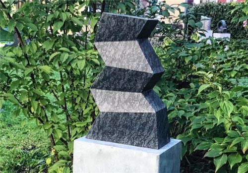 Beim Unikat „Großer Kubentorso“ von Alfred Regnat von 2022 ist das Material ein als Diabas bezeichneter Stein.