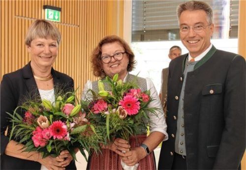 Bereits seit acht Jahren  sind die beiden Beauftragten für die Belange von Menschen mit Behinderung im Landkreis Rosenheim, Christiane Grotz (links) und Irene Oberst, im Amt. Landrat Otto Lederer gratulierte für die erneute Bestellung bis Ende 2024.Foto Landratsamt