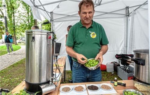 Bier kann man auch daheim brauen, wie Christian Wagner vom Siedlerverein zeigte.