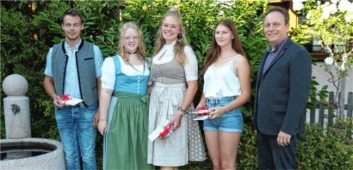 Bürgermeister Daniel Mair (rechts) und die Frasdorfer Einserschüler: Lukas Stocker, Lea Richter, Leonie Demmel und Emilia Jehl (von links).Foto Rehberg