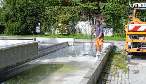 Christian Horn vom Bauhof macht den Brunnen am Karl-Daniels-Platz winterfest. Foto Riediger