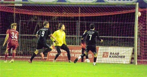 Da bleibt 1860-Tormann David Daroczi nur das Nachsehen: Augsburgs Jeton Abazi (Nummer 9) hat zur Führung getroffen.Foto Franz Ruprecht