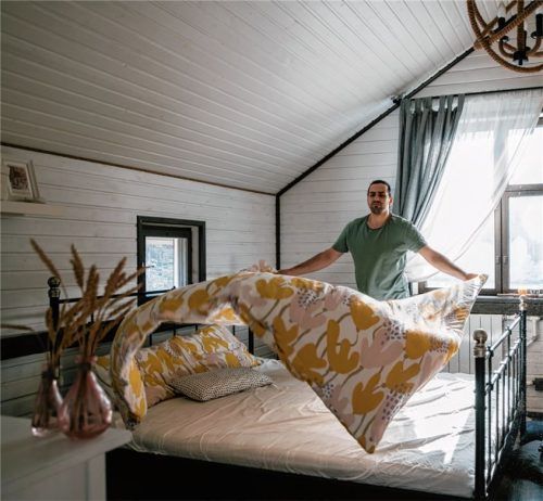 Damit Restfeuchtigkeit entweichen kann, sollte man die Bettdecke morgens aufschütteln und unter Umständen auch auslüften. Foto adobestock
