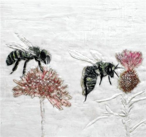 Das Bild „Bienen auf Distel“ aus Paraffin und Acryl auf Papier misst 50 mal 70 Zentimeter.Foto Falk