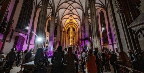 Das Kunstwerk „Himmelsleiter“ der Wiener Künstlerin Billi Thanner leuchtet bei seiner Eröffnung in der Lambertikirche in Münster. Bis März 2023 wird die 48 Meter lange Leiter, die aus zwei Teilen besteht, zu sehen sein. Der zweite Teil befindet sich außen am Turm.Foto dpa
