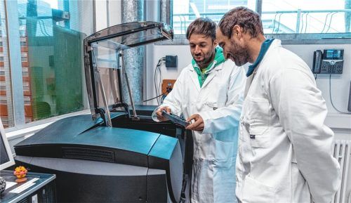 Das Labor für Additive Fertigung ist eine der mehr als 100 Forschungs- und Werkstätten der TH Rosenheim. Das Bild zeigt Laborleiter Prof. Dr.-Ing. Fabian Riß (links) mit seinem Mitarbeiter Fabian Bergrath. Foto lisa Lanzinger