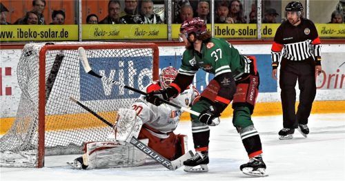 Das letzte Starbulls-Tor aus der Saison 2021/2022: Marc Schmidpeter traf im Play-off-Heimspiel gegen die Hannover Scorpions zum 2:2-Ausgleich. Am Ende gewann Hannover mit 5:2 und erreichte die nächste Runde. Foto Hans-Jürgen Ziegler