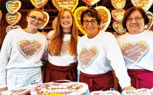 Das Team der „Herzl Hüttn“: (von links) Lea Pfisterer, Antonia Steinecker, Roswitha Branicki und Slavka Lazarevic. Foto Birkhof