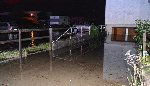 Das Unwetter im vergangenen Juli in Bad Endorf setzte den Parkplatz hinter der Raiffeisenbank und die Kellerzufahrt „Zum alten Saftladen“ unter Wasser. Foto  Ammelburger