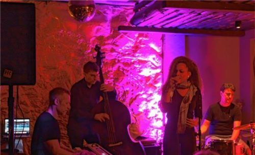 Das Walter-Fischbacher-Trio spielte mit Lauren Henderson aus New York und einem Stilmix von Swing bis Latin im „Le Pirate“.Foto Friedrich