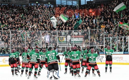 Das wartet auf die Oberliga-Gegner der Starbulls Rosenheim: eine volle Mangfall-Kurve wie in der letzten Saison in den Play-off-Spielen, eine super Stimmung, wenn die Leistung stimmt, und ein tolles Stadion. Foto Hans-Jürgen Ziegler