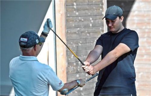Das Wichtigste beim Golfen: Schefer erklärt den richtigen Griff.Foto Hans-Jürgen Ziegler