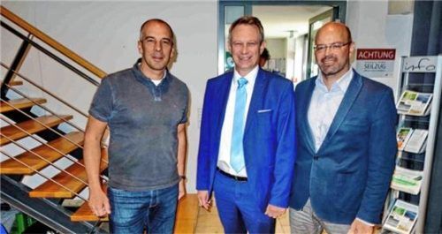 Den Festvortrag hielt Professor Michael Krautblatter (links). Christian Bürger sowie Professor Dominikus Bücker (rechts) gratulierten der ezro zur erfolgreichen Arbeit. Foto hötzelsperger