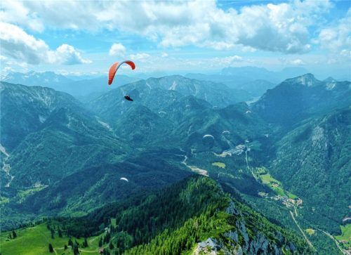 Der atemberaubende Blick vom Rauschberg in Richtung Chiemgau-Arena.Foto re