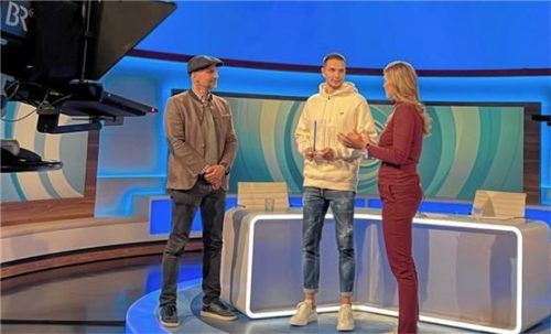 Der Buchbacher Marcel Spitzer (Mitte) bekam die begehrte „Bayern-Treffer“-Trophäe von Moderatorin Julia Scharf überreicht. Links: Ex-Bayern-Profi Markus Babbel. Foto BR