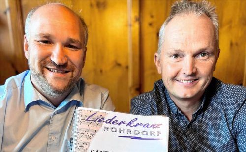 Der Dirigent Felix Spreng (links) und der Liederkranz-Vorsitzende Andreas Wiesböck freuen sich auf das gemeinsame Konzert. Foto Janka