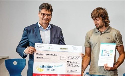 Der Mühldorfer Landrat Maximilian Heimerl mit Dominik Aimer. Foto Julia Lerch