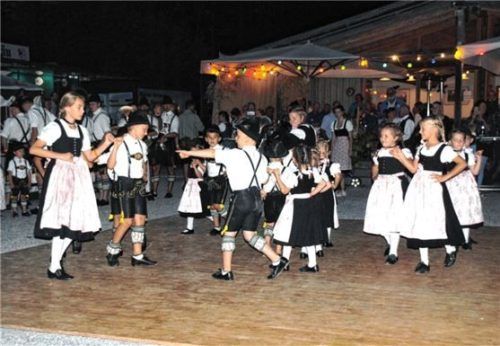 Der Nachwuchs des Trachtenvereins Prutting präsentiert bei der Eröffnungsfeier sein Können. Foto Niessen