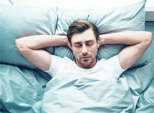Der Schlaf verläuft in verschiedenen Phasen, die je etwa 90 Minuten dauern. Foto adobestock